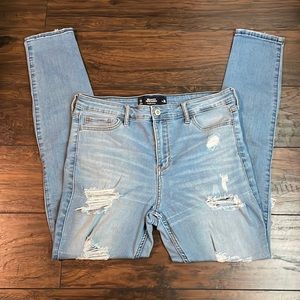 Brand: Hollister (high-rise skinny jeans)